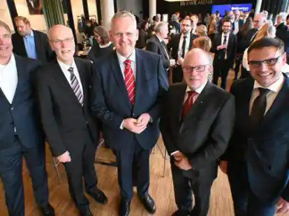 Feierten mit geladenen G&auml;sten eine Erfolgsgeschichte (von links): J&uuml;rgen Krogmann, Prof. Birger Kollmeier, Bj&ouml;rn Th&uuml;mler, Dr. R&uuml;diger Sch&ouml;nfeld und Sebastian  Quirandt.