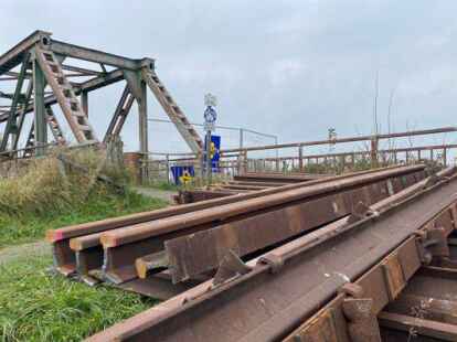 Auf Westoverledinger Seite wurden bereits die alten Bahngleise abgebaut. Bild: Nils Thorweger