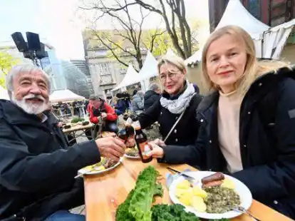Das Gr&uuml;nkohlessen am Rathausplatz kam gut an.