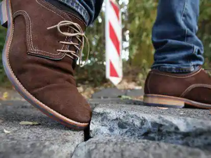 Gefahrenquelle: Der Seniorenbeirat Rastede setzt sich gegen Stolperfallen wie auf diesem Symbolbild ein.