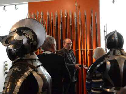 In der R&uuml;stkammer des Ostfriesischen Landesmuseums f&uuml;hrte Aiko Schmidt durch die Waffensammlung.