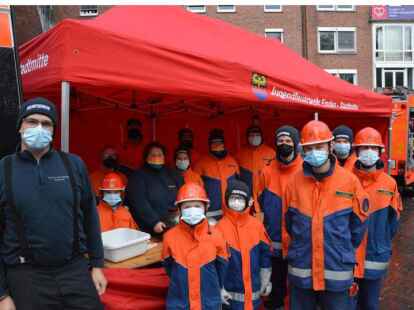 Unerm&uuml;dliche Helfer: Die Jugendfeuerwehr Emden-Stadtmitte hatte auf dem alten Markt einen eigenen Stand und begleitete zudem den Ottifantenlaternen-Lauf.