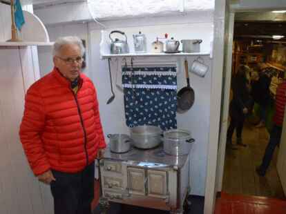 Neu eingerichtet und nun originalgetreu: Die Komb&uuml;se des Museums-Heringsloggers &bdquo;AE 7 Stadt Emden&ldquo;. Dieter Glatthor erkl&auml;rt sie.