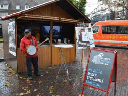 Das Bunkermuseum musste auf den Alten Markt ausweichen. Der Banjospieler z&auml;hlte nicht zum Team &ndash; er suchte Schutz vor dem Regen.