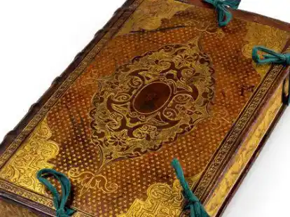 B&uuml;cher der Bibliothek Jever: Prachteinband im Pariser Sem&eacute;-Stil eines Drucks der Biografie von Johannes Sleidanus &uuml;ber Kaiser Karl V. (1557)