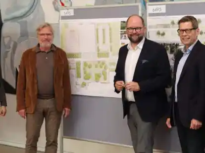 CGL-Schulleiter Ralf G&ouml;ken (von rechts), der ehemalige B&uuml;rgermeister Marcus Willen, Landrat Johann Wimberg , Dipl. Ing. Landschaftsarchitekt Christoph Schonhoff (Vorsitzender des Preisgerichts) und Architektin Dorothee M&uuml;nchow (Landkreis Cloppenburg)