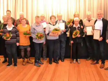 Im Namen des Vorstandes zeichneten Heinrich Schr&ouml;der (links) und Norbert Hartfil (rechts) die Jubilare aus: Dagmar Sch&ouml;ckel, Christian Sch&ouml;ckel, Kerstin Oellrich, Carsten Oellrich, Helga Hinders, Ingo B&uuml;sing, Jutta B&uuml;sing, Anke Wehofsky, Wilfried Wehofsky, Christa Wessels-Holitschke, Georg Holitschke, Christa Burhop, Angela Rix-Hartfil, Rolf Ostendorf und Fredo Saueressig (von links)