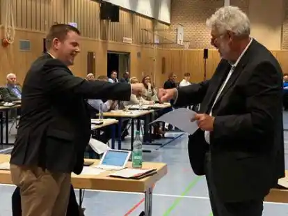 Jetzt ist es offiziell: Alterspr&auml;sident Wolfgang Sikken von der CDU (rechts) vereidigt den neuen Norder B&uuml;rgermeister Florian Eiben (SPD).