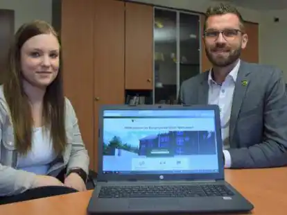 Das Wiesmoorer Rathaus bietet Dienstleistungen noch in diesem Jahr online &uuml;ber ein B&uuml;rgerportal OpenRathaus an. Lena Reiners hat das Portal erstellt und mit B&uuml;rgermeister Sven L&uuml;bbers pr&auml;sentiert.