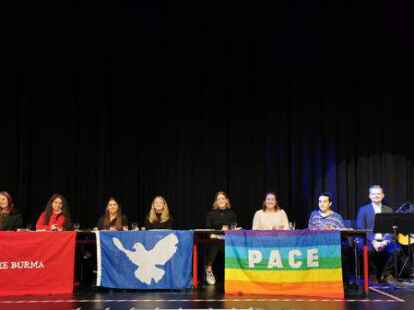 Gedenkstunde zur Pogromnacht (von links): Lina Rabe, Rima Alidlbi, Lara Schubert, Veronika Dinter, Liv Lubach, Tjada Kulawik und Milan Ildiz mit den Lehrern Christopher Stolz und Dennis G&ouml;ckel in der Neuen Aula der KGS Rastede