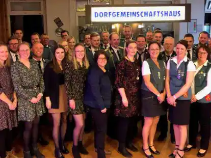 Party mit Ehrungen: Der Sch&uuml;tzenverein &bdquo;Tell&ldquo; Hollen feierte im Dorfgemeinschaftshaus in Elisabethfehn seinen Sch&uuml;tzenball.