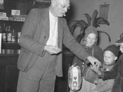 Fr&uuml;her gab es keine Kekse, sondern &Auml;pfel und N&uuml;sse: S&uuml;&szlig;igkeiten zu Martini &ndash; wie hier in einer ehemaligen Gastst&auml;tte in Nesse &ndash; setzten sich erst im 20. Jahrhundert durch.