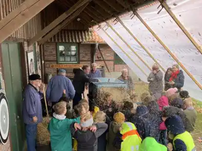 Sch&uuml;ler der Klassen 3a und 3b der Grundschule Jaderberg bei der Aktion 