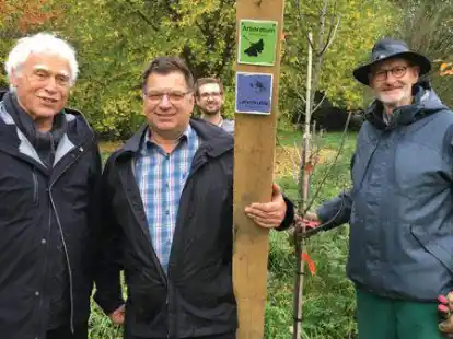 Stellten die neuen Wegweiser im Arboretum vor (von links): Wolfgang D&auml;ubler, Jens Schachtschneider, Ron Richter und Volker Kuhlmann