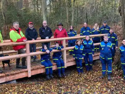 Gemeinsam ist ihnen der Bau der neuen Mitternachtsbr&uuml;cke im Stenumer Holz gelungen: Mitglieder der Landesforsten, des Orts- und Heimatvereins Schierbrok-Stenum, der Gemeinde Ganderkesee und des THW Hude-Bookholzberg.