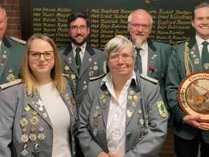 Die Sieger vom Herbstschie&szlig;en beim SV Bookholzberg: (von links) Wilfried Samtleben (Senioren), Nicola Laukart (Damen), Tobias Frerichs (Sch&uuml;tzen), Gisela Frerichs (Damen-Altersklasse), Olaf Ziedrich (Sch&uuml;tzen-Altersklasse) und Austen Dobrin-Stein (Wildscheibe).