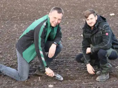 Frank Pelk (links) und Niklas Meyer auf einem Acker in B&uuml;hren, auf dem Winterweizen wachsen soll. Dieses Feld werden wir zehn Monate lang begleiten.