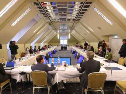 Lindau: Die Gesundheitsministerkonferenz der L&auml;nder beraten unter der Leitung von Klaus Holetschek (CSU - vorne 2.v.l.), bayerischer Gesundheitsminister und Vorsitzender der Gesundheitsministerkonferenz, &uuml;ber zus&auml;tzliche Corona-Vorkehrungen.