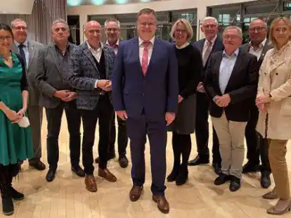 Landrat Tobias Gerdesmeyer (Mitte) mit den Spitzen der Kreispolitik (v.l.): Dr. Tanja Meyer (Fraktionsvorsitzende der Gr&uuml;nen), Matthias Elberfeld (AfD-Fraktionsvorsitzender), Heinrich Luhr (Vorsitzender der Gruppe UWG/Linke), Gerd Muhle (CDU/stellvertretender Landrat), Walter Goda (Kreistagsvorsitzender), Martina Spille (CDU/stellvertretende Landr&auml;tin), Josef Kl&auml;ne (CDU/stellvertretender Landrat), Heiko Bertelt (FDP-Fraktionsvorsitzender), Eckhard Knospe (SPD-Fraktionsvorsitzender) und Sabine Meyer (CDU-Fraktionsvorsitzende).