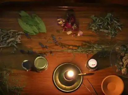 Das R&auml;uchern ist ein uraltes Ritual. Bei der Pflanzenwahl gilt: Je mehr wohlduftende, &auml;therische &Ouml;le die Pflanzen haben, desto mehr Duft kann sich durch das Verdampfen entfalten.