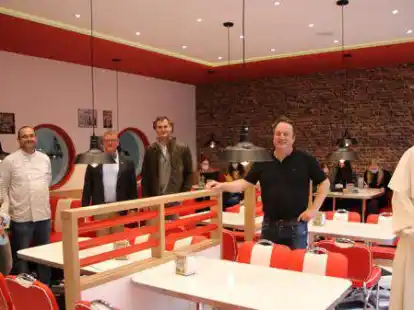 Freuen sich &uuml;ber das neue Diner am ULF: Das Betreiberehepaar Taphorn (von links), Schulleiter Andreas Weber, Architekt Stefan M&uuml;nzebrock, Hausmeister Olaf Vocks und Pater Andreas Bordowski vom Vorstand der Schulstiftung St. Benedikt