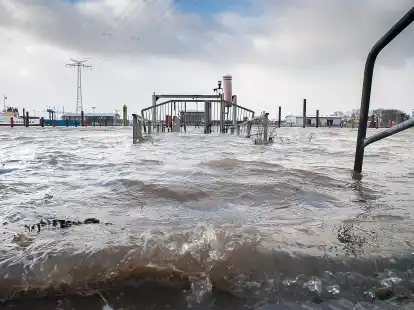 Sturmfluten, wie hier am Borkumkai, werden laut Experten infolge des Klimawandels weiter zunehmen.