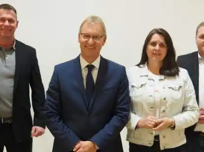 Der  B&uuml;rgermeister und seine Stellvertretungen: Guido Heinisch (vorne) kann gleichberechtigt von Lars Jan&szlig;en (links), Petra Sch&uuml;tte-Lange und Marten D&ouml;lling  vertreten werden.