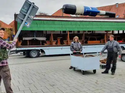 Am Freitag begann der Aufbau des Huder &bdquo;Winterzaubers&ldquo;. William Couv&eacute;e (v.l.), Winfried Komull und Manfred Vorlop bereiteten den Platz vor.