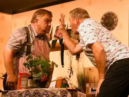 Premiere des St&uuml;cks &bdquo;Alleen &ndash; Mit Utsichten&ldquo; mit den &bdquo;Spaa&szlig;maker&ldquo; in Gro&szlig;enkneten: Manuel (Eckhard Nappe) und Oskar (Heiner Reineberg) geraten immer mehr in die Bredouille.