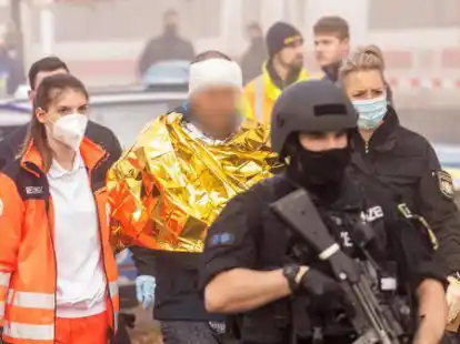 Messerattacke in einem ICE bei Seubersdorf: Polizei und Rettungskr&auml;fte f&uuml;hren einen festgenommenen Mann ab.