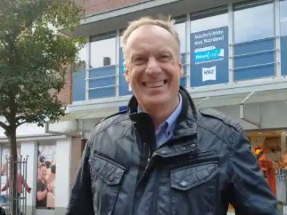 Ist auch bei Schietwedder gut drauf: Harold Gr&ouml;nke zu Besuch in unserer neuen Redaktion in seiner Heimatstadt Norden.