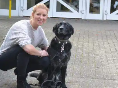 Neue Leiterin der Grundschule Heide: Cathrin Witte, hier mit ihrem &bdquo;Professor Sam&ldquo;.