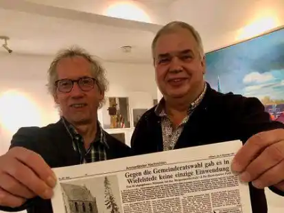 Seit 40 Jahren im Rat: Jens-Gert M&uuml;ller-Saathoff (links) und Heinz-Gerd Clau&szlig;en pr&auml;sentieren die damalige Berichterstattung in der NWZ.