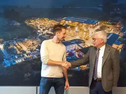 Die &Uuml;bergabe ist besiegelt: Bj&ouml;rn Thieling (links) und Karl-Heinrich Depenbrock