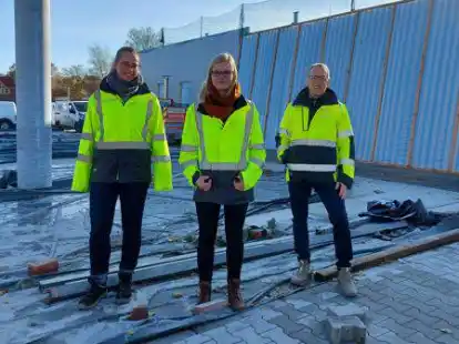 Der Bau der umstrittenen Score-Tankstelle in Gro&szlig;efehn geht voran. Projektleiterin Anja Manssen (von links), Pressesprecherin Franziska Blohsei und Gesch&auml;ftsf&uuml;hrer der Score Tankstellen und Mineral&ouml;lhandels GmbH Thomas Ehrlich f&uuml;hrten &uuml;ber die Baustelle.