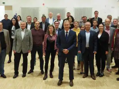 Das erste Mal alle zusammen: Der Hatter Gemeinderat mit dem neuen B&uuml;rgermeister Guido Heinisch (vorne, Mitte).