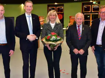 Konstituierende Sitzung des Gemeinderats Ganderkesee: (von links) Cord Sch&uuml;tte (CDU) 1. stellvertretender B&uuml;rgermeister, B&uuml;rgermeister Ralf Wessel, 2. stellvertretende B&uuml;rgermeisterin Christel Zie&szlig;ler (SPD), Ratsvorsitzender G&uuml;nter Westermann (CDU), stellvertretender Ratsvorsitzender Carsten Jesu&szlig;ek (UWG).