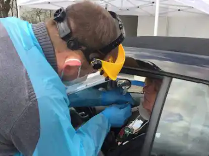 Scheibe runter, Mund auf: Der Schnelltest-DriveIn in Schortens geht am 20. November wieder an den Start.