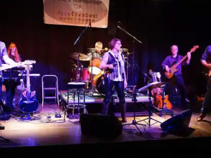 Die Gruppe Time 2 Remember aus Oldenburg kam gut an beim Publikum in der Jahnhalle.