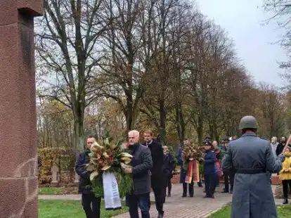 Der erste Kranz: Ratsvorsitzender Gregor Strelow (SPD, links) und CDU-Fraktionsvorsitzender Gerold Verlee (CDU) legten den Kranz f&uuml;r den Volksbund am Ehrenmal auf dem Friedhof Tholenswehr nieder. Bild: