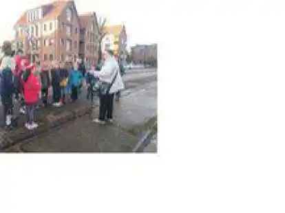 G&auml;stef&uuml;hrerin Renate Dejte nahm die Kinder der Grundschule Lienen mit auf eine Zeitreise durch die Geschichte der Stadt Elsfleth.
