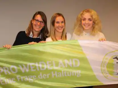 Simone Wiegand (von links), Luisa J&auml;ger und Lena Holzenkamp  pr&auml;sentieren das Label.