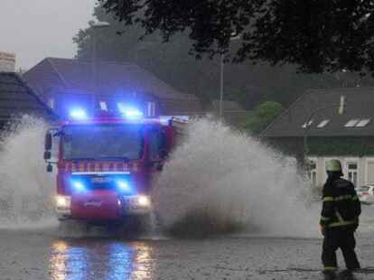 Land unter in Wildeshausen: Bei starken Regenf&auml;llen steht unter anderem am Westertor das Wasser teils kniehoch auf der Stra&szlig;e.