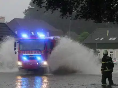 Land unter in Wildeshausen: Bei starken Regenf&auml;llen steht unter anderem am Westertor das Wasser teils kniehoch auf der Stra&szlig;e.