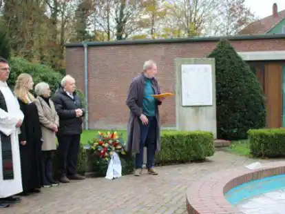 Karl-Heinz Pauli-Erythropel vom Volksbund deutscher Kriegsgr&auml;berf&uuml;rsorge hielt am Ehrenmal am Brunnen vor der St.-Nicolai-Kirche die Abschlussrede der Gedenkveranstaltung zum Volkstrauertag.