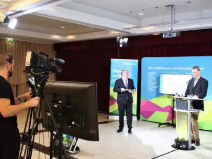 Digitaler &Auml;rztetag: Prof. Dr. Claus-Henning K&ouml;hne (auf der B&uuml;hne links) und Prof. Dr.  Thomas Klockgether standen unter anderem vor der Kamera.