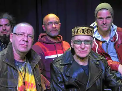 Zur Band Jauches Grubenorchester geh&ouml;ren (von links): Jan-Christian Halfbrodt, Yeti Mansena, Pasco Schulz, Jochen Laarmann und Sven L&uuml;dke.