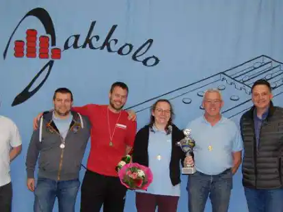 Niedersachsenmeister  2021 wurden  Fabian und Matthias Oltmanns, Bettina Hohnholz und Frank Oltmanns (2. bis 5.v.l.) vom Jak Kuh Klan Hude. B&uuml;rgermeister J&ouml;rg Skatulla (rechts) und Marcel Viand (links), neuer Vorsitzender des JSC Niedersachsen, gratulierten. g.