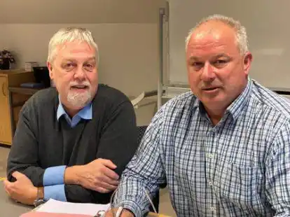 Die Plattdeutschbeauftragten des Landkreises Leer (v.l.): Jan-Martin Donker und Artur Reents.