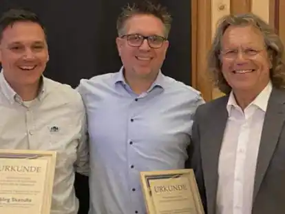 Abschied und Neuanfang: Ingo K&uuml;hling (Mitte) wurde zum neuen Vorsitzenden der TSG Hatten-Sandkrug gew&auml;hlt. J&ouml;rg Skatulla (links) und G&uuml;nter K&ouml;nig-Kruse wurden geehrt und verabschiedet.